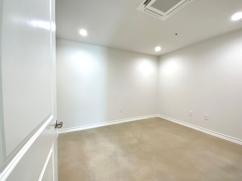 More Photos Of 1304 Leander Dr, Leander Unknown For Lease