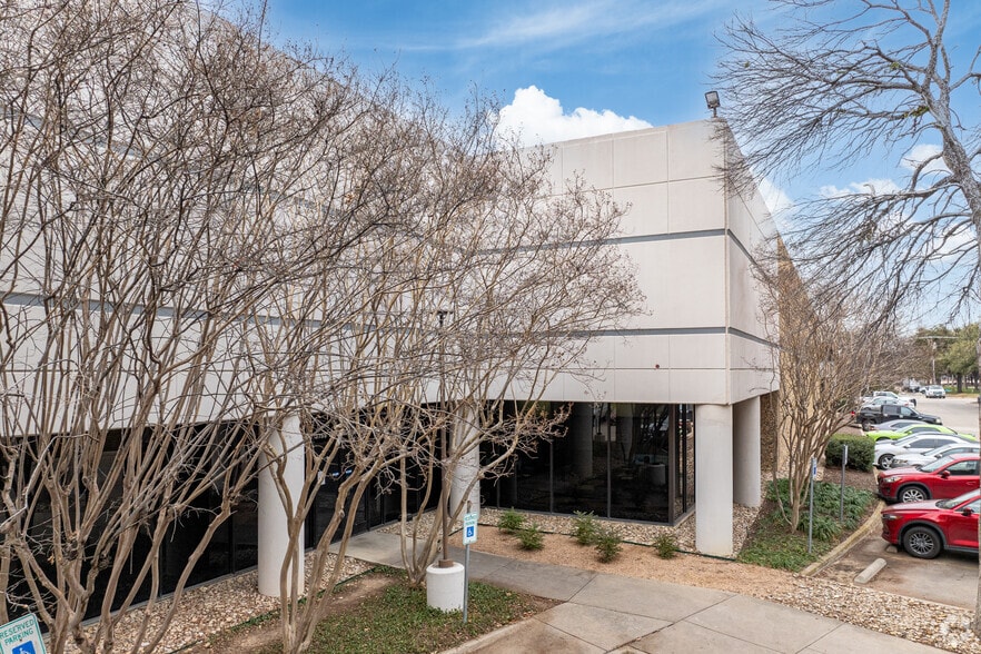 More Photos Of 13755 Diplomat Dr, Farmers Branch Warehouse For Lease