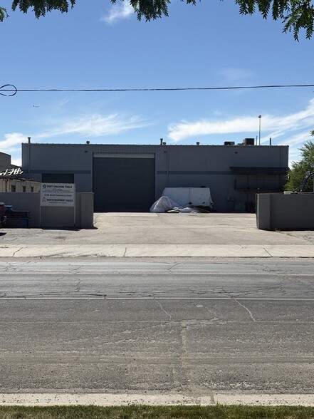 More Photos Of 4106-4112 S Commerce Dr, Murray Light Manufacturing For Lease