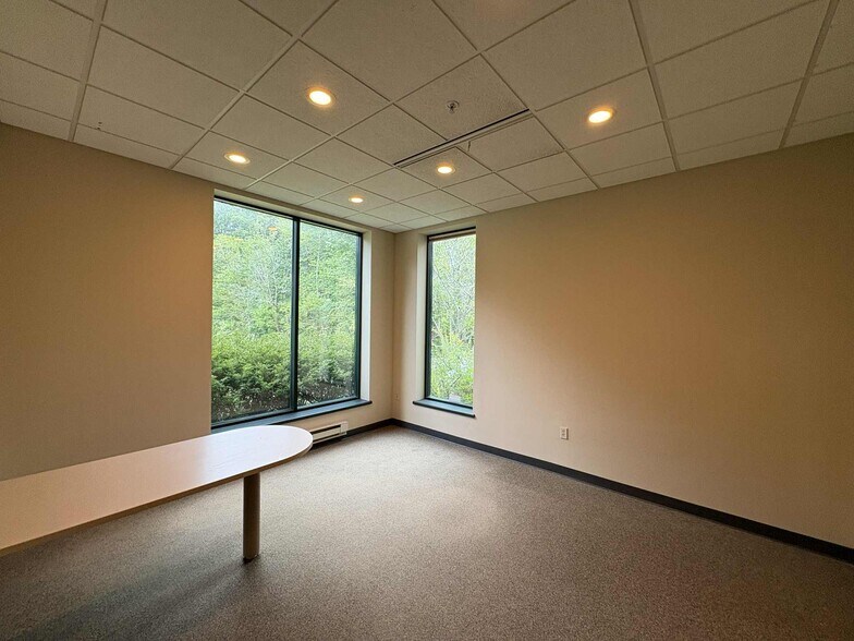 More Photos Of 9980 S Oakwood Park Dr, Franklin Manufacturing For Sale