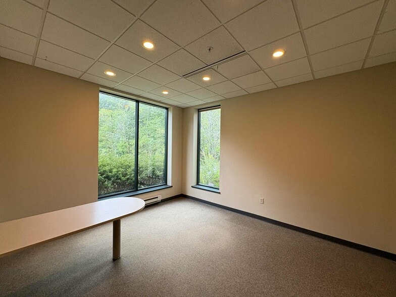 More Photos Of 9980 S Oakwood Park Dr, Franklin Manufacturing For Sale