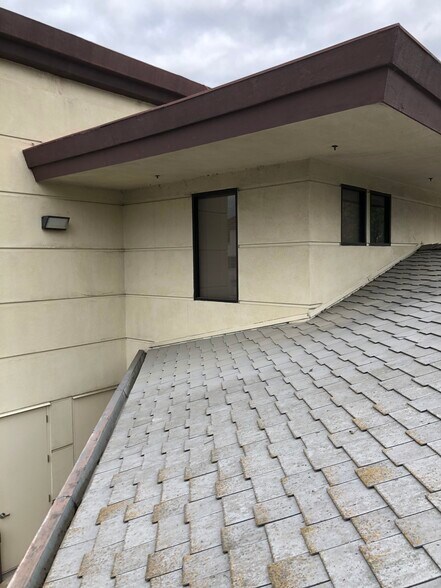 More Photos Of 299 Fairchild Dr, Mountain View Light Distribution For Lease