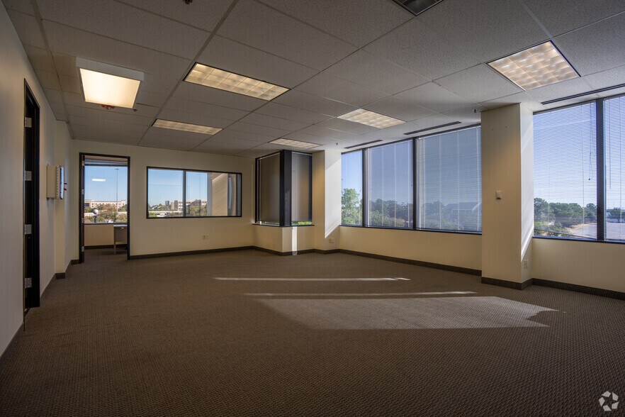 More Photos Of 1250 E Copeland Rd, Arlington Office For Lease