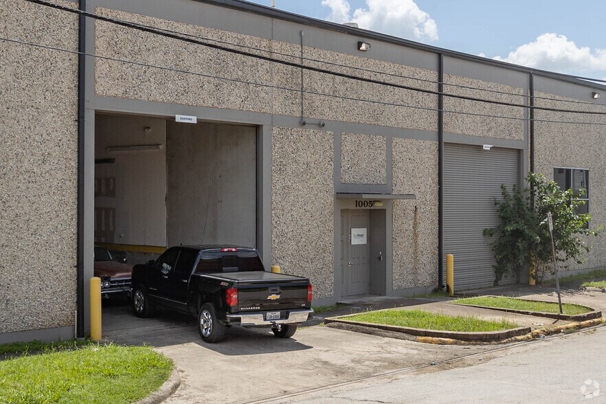 More Photos Of 1005 Ennis St, Houston Showroom For Lease