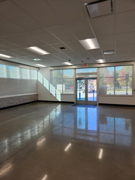 More Photos Of 6401 Broadway Ave, Cleveland Drugstore For Lease