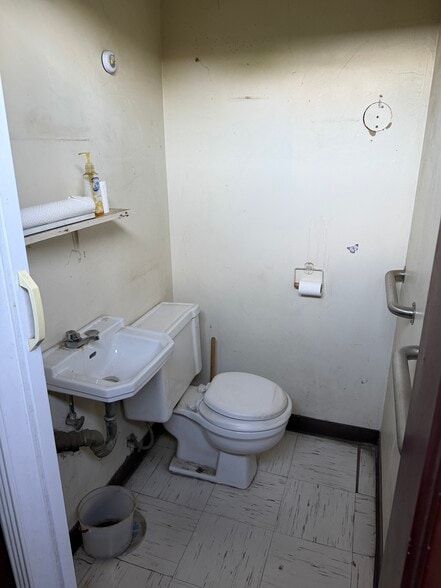 More Photos Of 217 Percy Ave, Yuba City Storefront For Sale