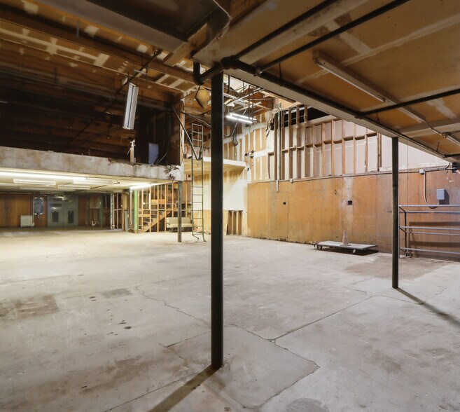 More Photos Of 5340-5346 W Glendale Ave, Glendale Freestanding For Lease