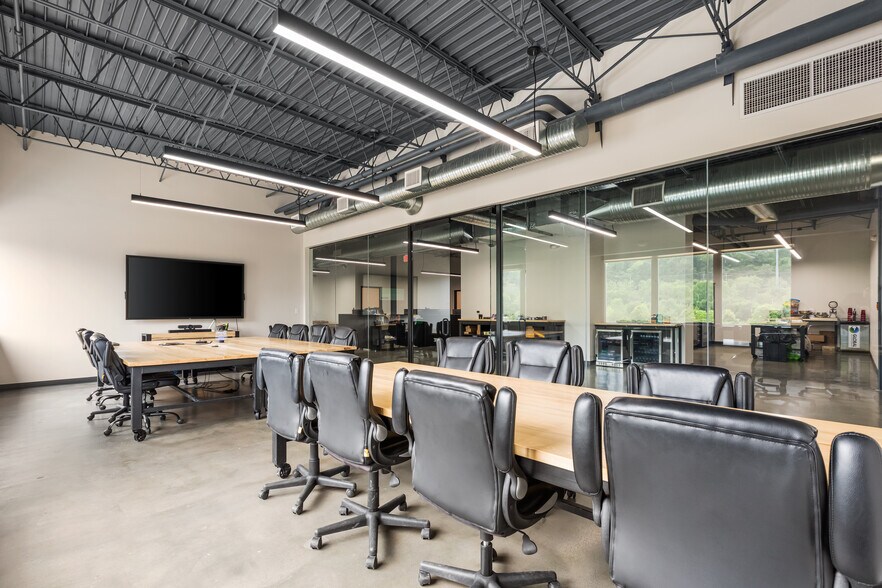 More Photos Of 1215 W 12th St, Kansas City Flex For Lease