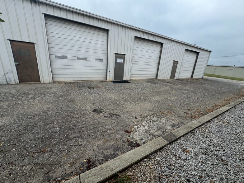 More Photos Of 568 Bypass 72 NW, Greenwood Freestanding For Sale