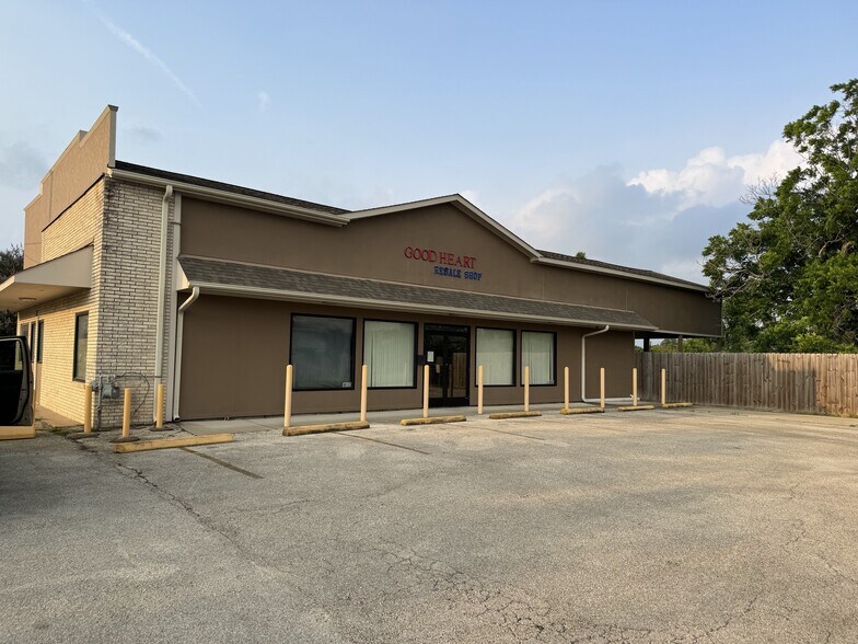 More Photos Of 217 N Main St, Highlands Freestanding For Sale