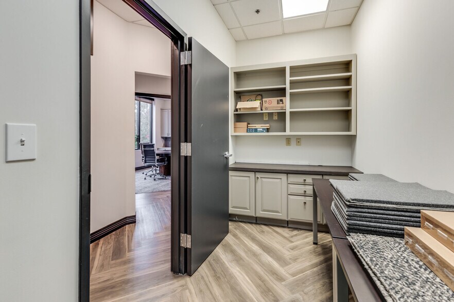 More Photos Of 1612 Westgate Cir, Brentwood Office For Lease