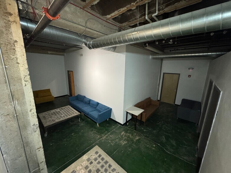 More Photos Of 1900 Main St, Kansas City General Retail For Lease