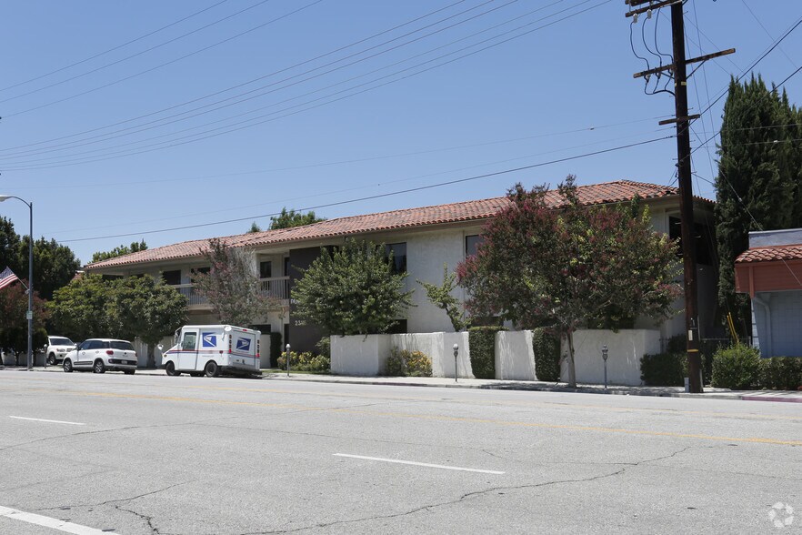 More Photos Of 23111 Ventura Blvd, Woodland Hills Medical For Lease