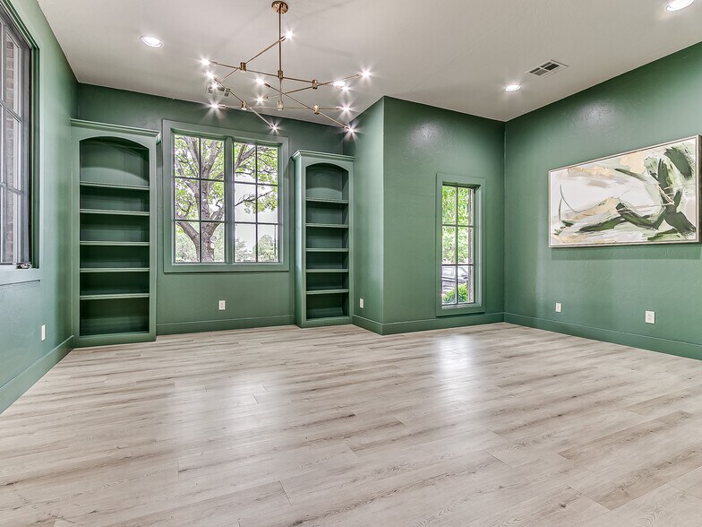 More Photos Of 1725 W 33rd St, Edmond Office For Sale