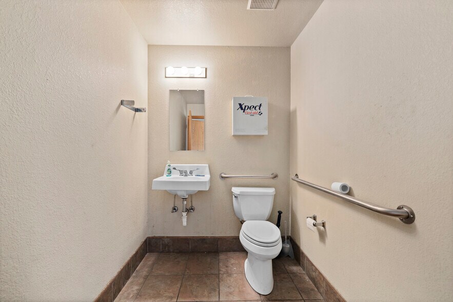 More Photos Of 1405 Madison Ave, Loveland Showroom For Sale