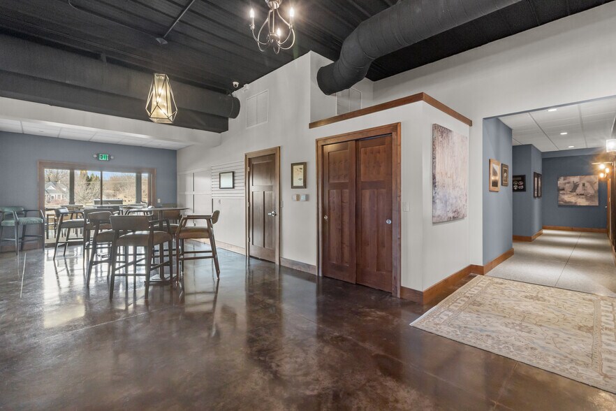 More Photos Of 2492 Crest Dr, Lake Geneva Office For Sale