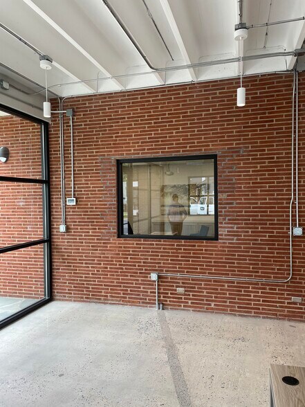 More Photos Of 1914 W Morehead St, Charlotte Office For Sale