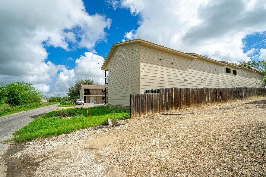More Photos Of 1609 N Hill St, Three Rivers Apartments For Sale
