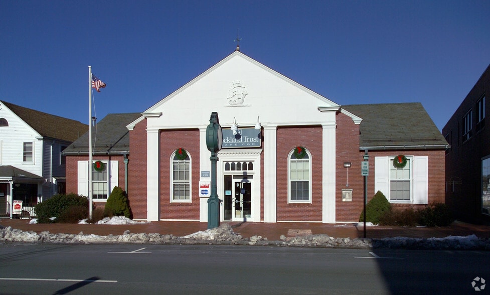More Photos Of 442 Main St, Hyannis Bank For Lease