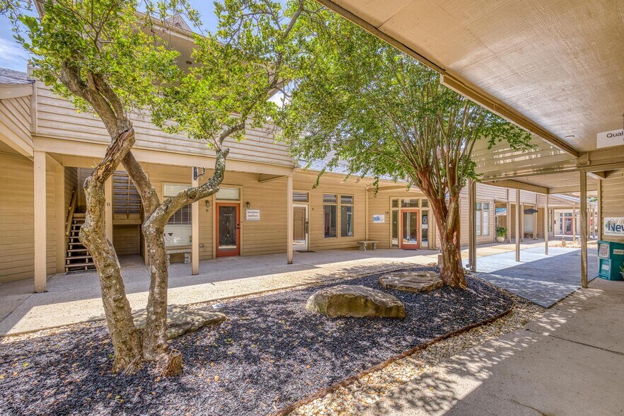 More Photos Of 913 Gulf Breeze Pky, Gulf Breeze General Retail For Sale