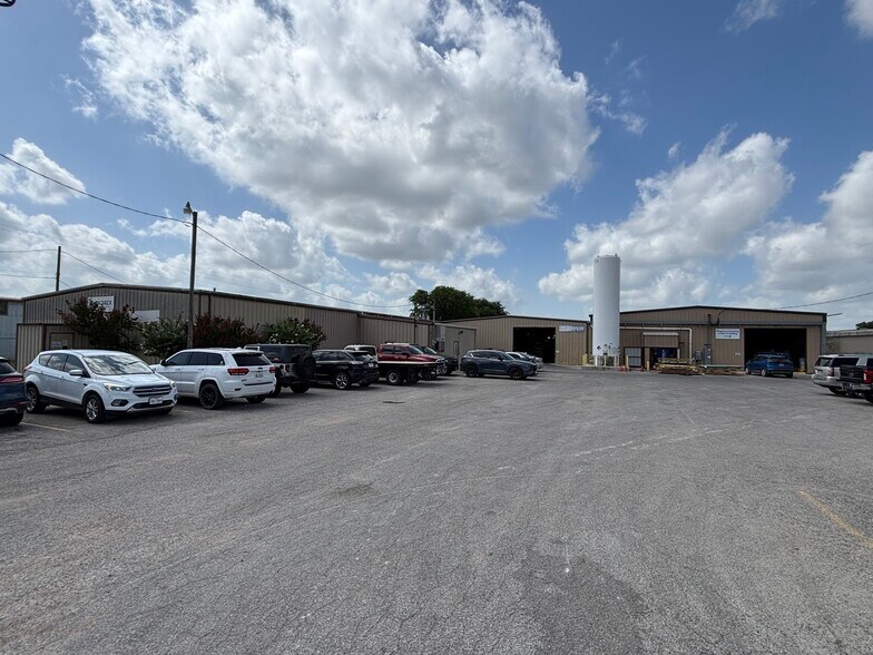 Primary Photo Of 2251 Rudeloff Rd, Seguin Manufacturing For Sale