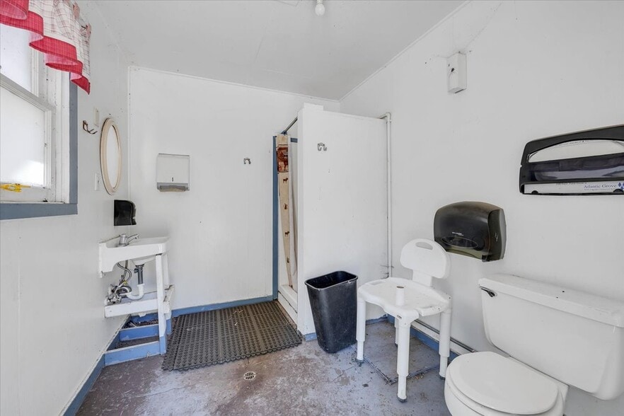 More Photos Of 1 State Hwy 108, Pinecrest Hotel For Sale