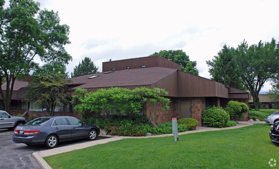 More Photos Of 16W343 83rd St, Burr Ridge Unknown For Lease