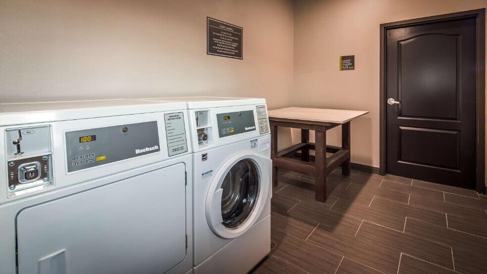 More Photos Of 501 7th St, Bay City Hotel For Sale