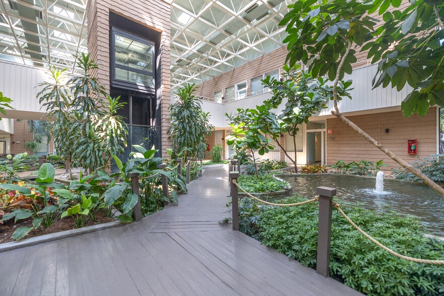 More Photos Of 3925 N I-10 Service Rd, Metairie Office For Lease