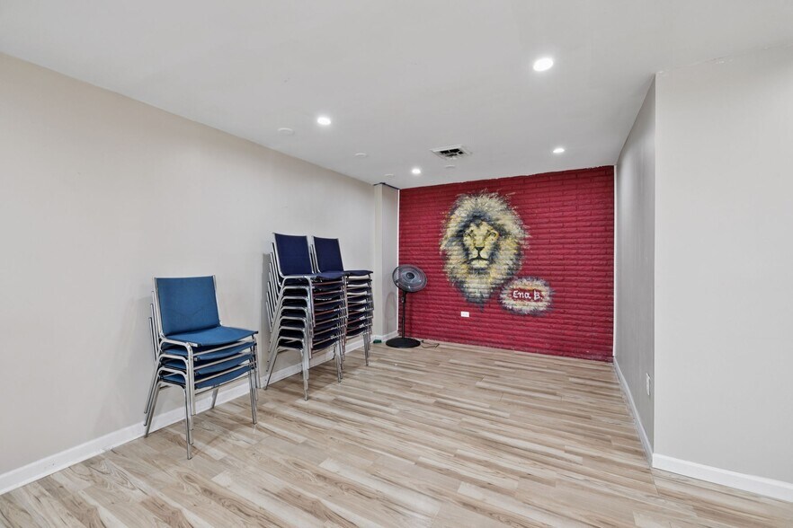 More Photos Of 506 College St W, Fayetteville Office For Sale