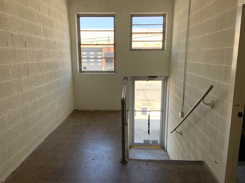 More Photos Of 132 Cole St, Dallas Warehouse For Lease