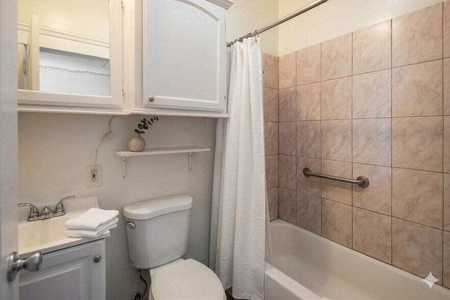 More Photos Of 2822 S La Salle Ave, Los Angeles Apartments For Sale