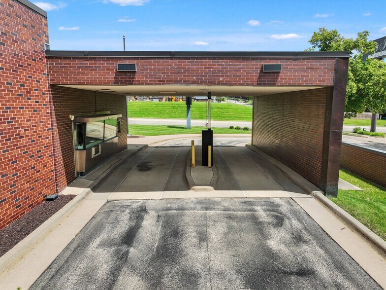 More Photos Of 1805 John F Kennedy Rd, Dubuque Freestanding For Sale