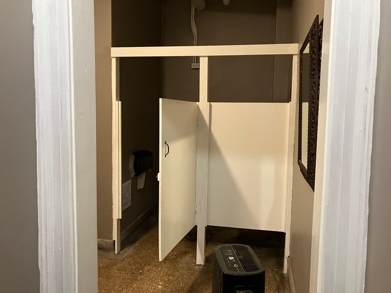More Photos Of 4032 W Madison St, Chicago General Retail For Sale
