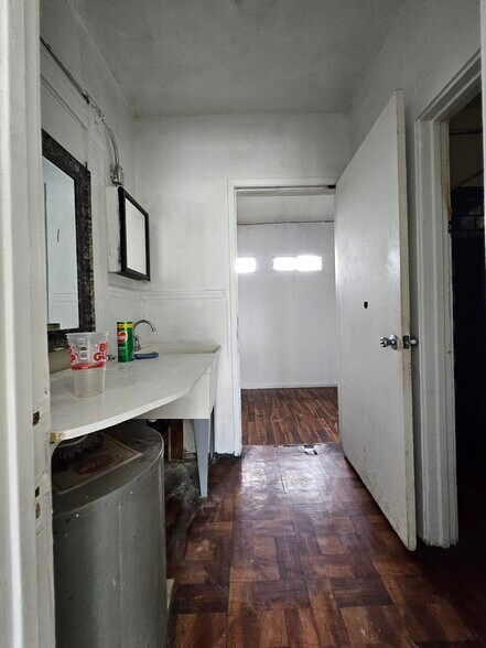 More Photos Of 1623 S Hoover St, Los Angeles Freestanding For Lease