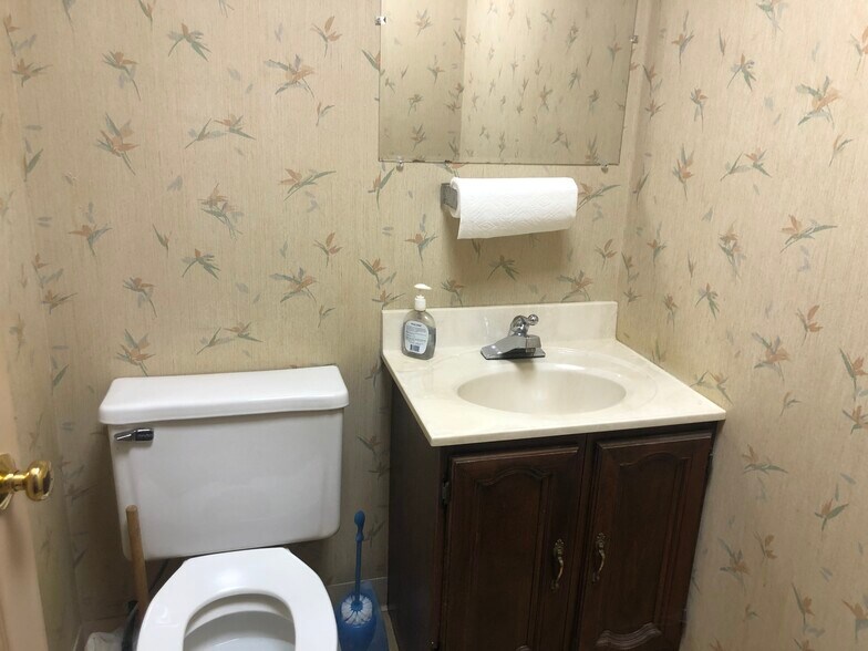 More Photos Of 18735 Ecorse Rd, Allen Park Office For Lease