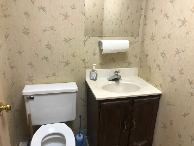 More Photos Of 18735 Ecorse Rd, Allen Park Office For Lease