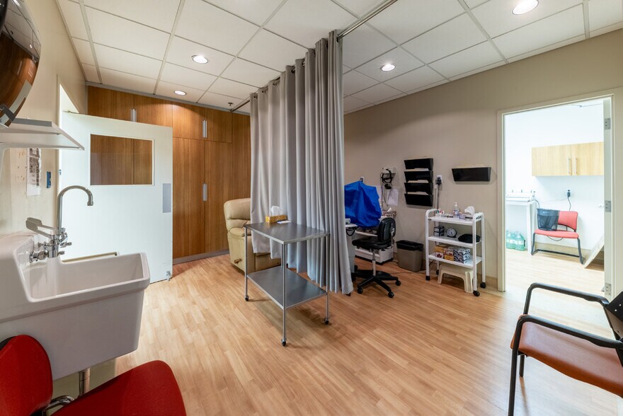 More Photos Of 4955-4975 Boul Guillaume-Couture, Lévis Storefront Retail Office For Lease