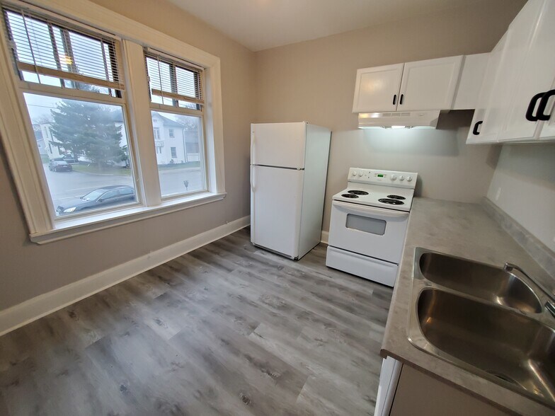 More Photos Of 170 Simcoe St S, Oshawa Apartments For Sale
