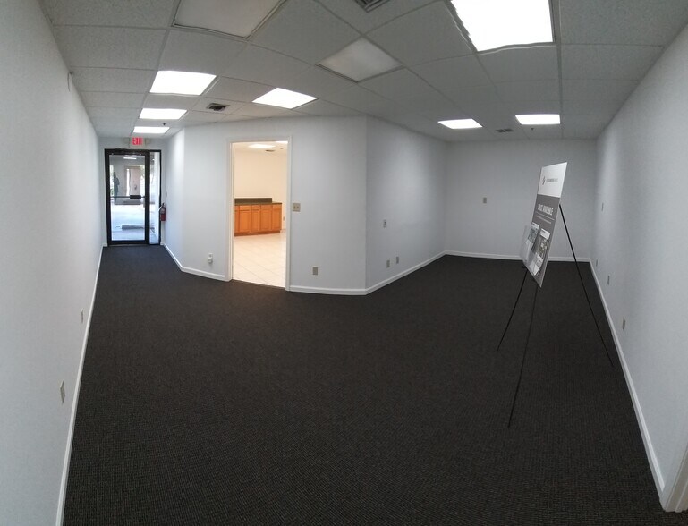 More Photos Of 11320 Fortune Cir, Wellington Warehouse For Lease