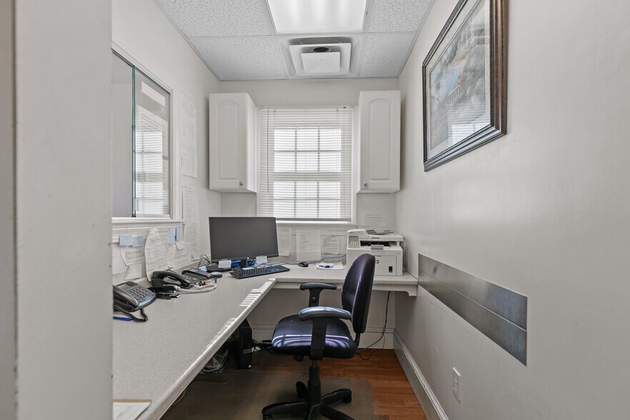 More Photos Of 74 Valley Rd, Middletown Office For Sale