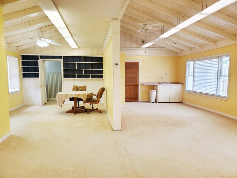 More Photos Of 250 Sunset Hills Dr, Sunrise Beach Storefront Retail Office For Sale