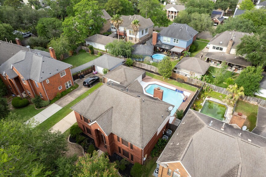 More Photos Of 124 Lake Point Dr, League City Specialty For Sale