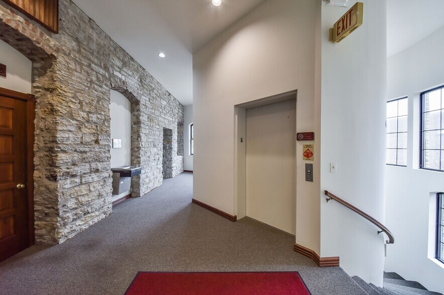 More Photos Of 30 S Shumway Ave, Batavia Office For Lease