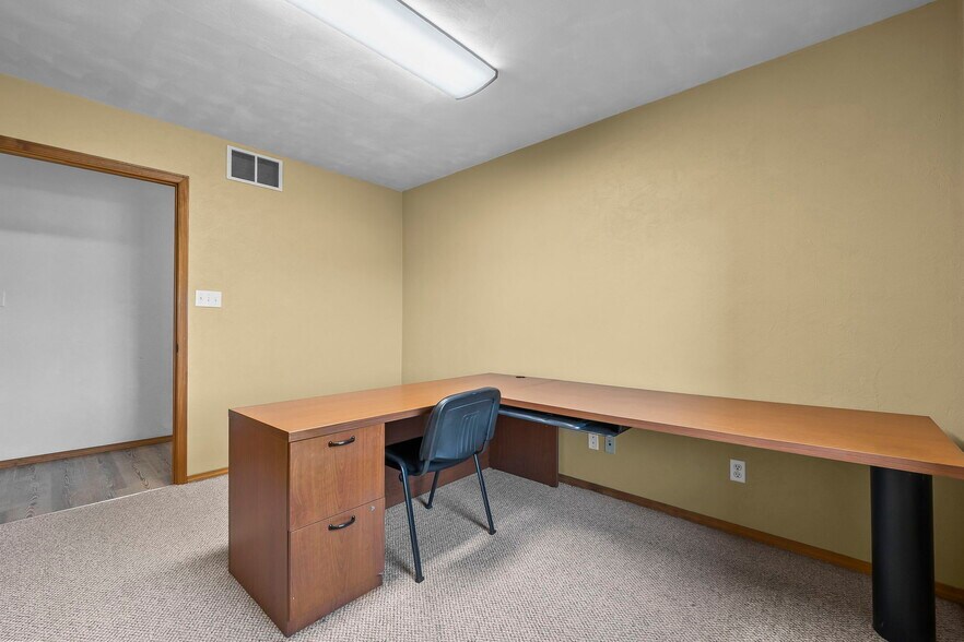 More Photos Of 407 W Saint Joseph St, Perryville Office For Sale