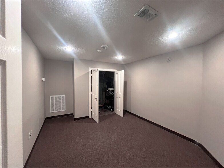 More Photos Of 17155 Old Louetta Rd, Houston Showroom For Sale