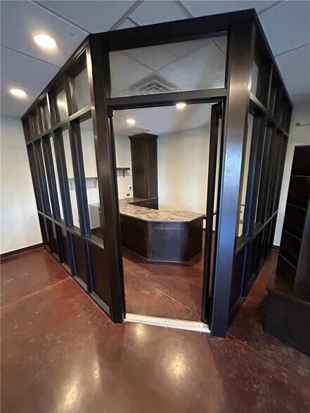 More Photos Of 8576 N Green Hills Rd, Kansas City Flex For Sale