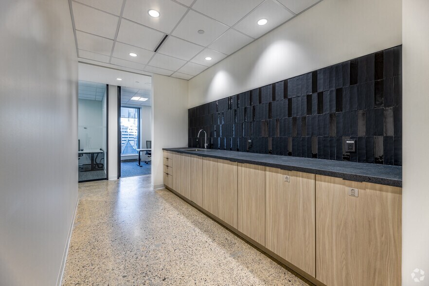 More Photos Of 390 Bay St, Toronto Office For Lease