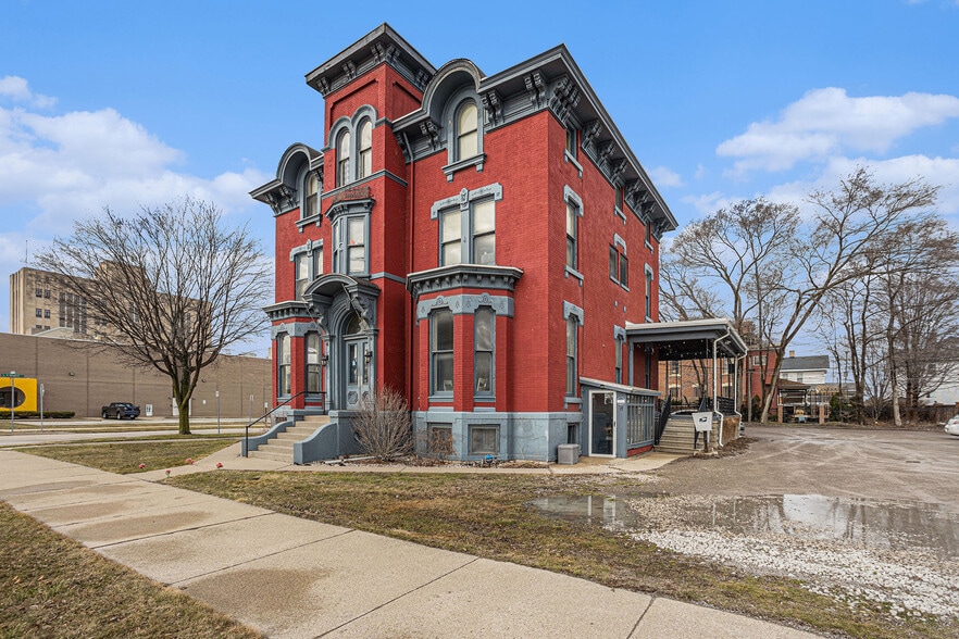 More Photos Of 701 Center Ave, Bay City Apartments For Sale