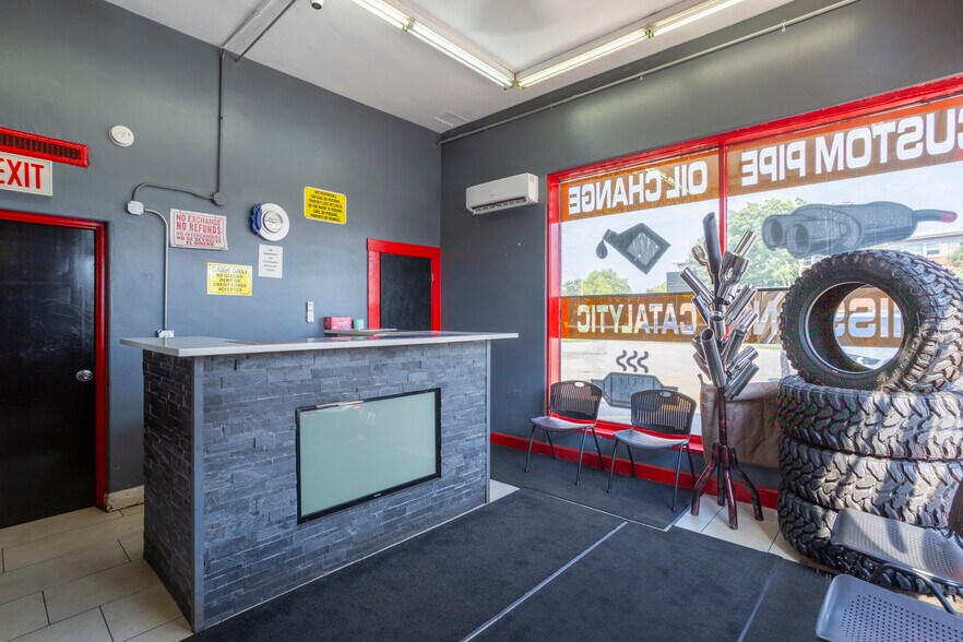 More Photos Of 4501 Butterfield Rd, Bellwood Auto Repair For Sale